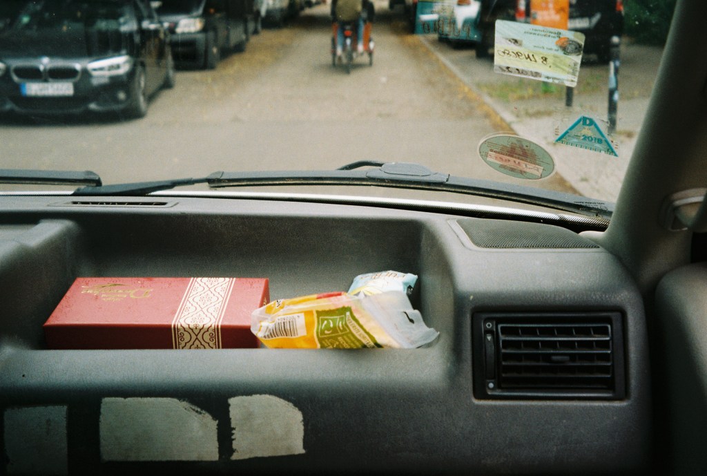 bordo kırmızısı bi nokta